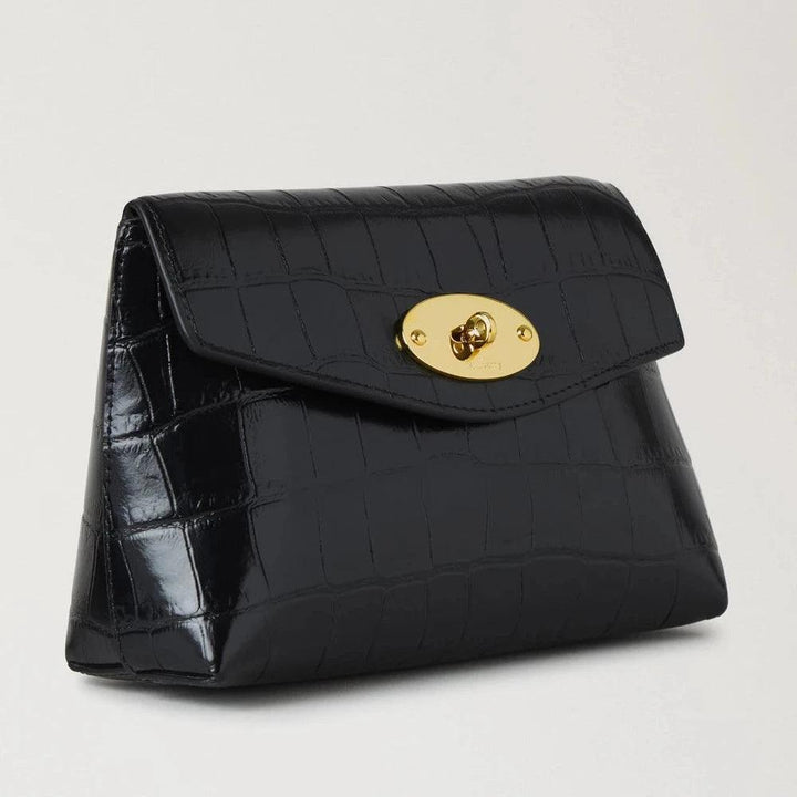 Mulberry Darley Cosmetisch zakje Zwart Glanzend Klein Croc toont een zwart cosmetische zakje van glanzend krokodillenleer met een gouden gesp. ModelRL8187641A100