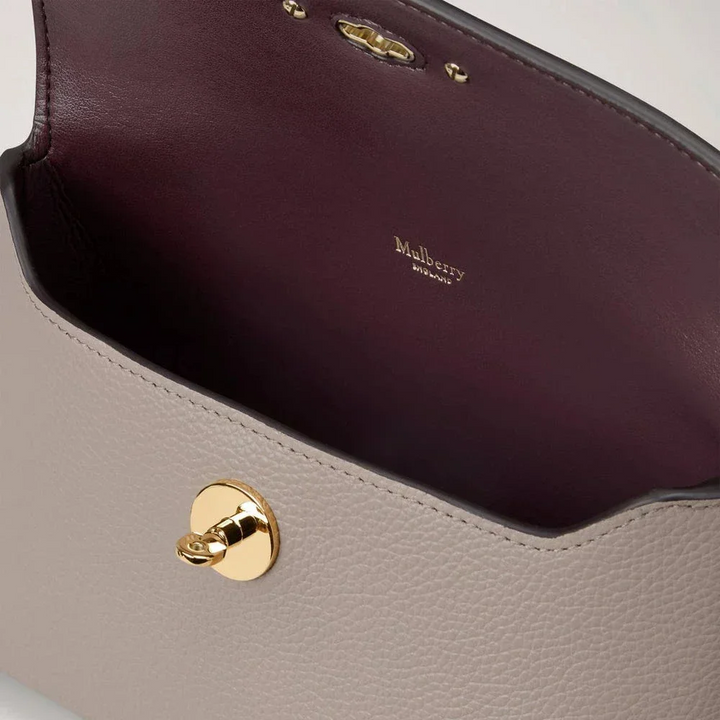 Mulberry Darley Cosmetisch etui Kasjmier Taupe Small Classic Grain, detail van open leren etui, model RL5077/205F924