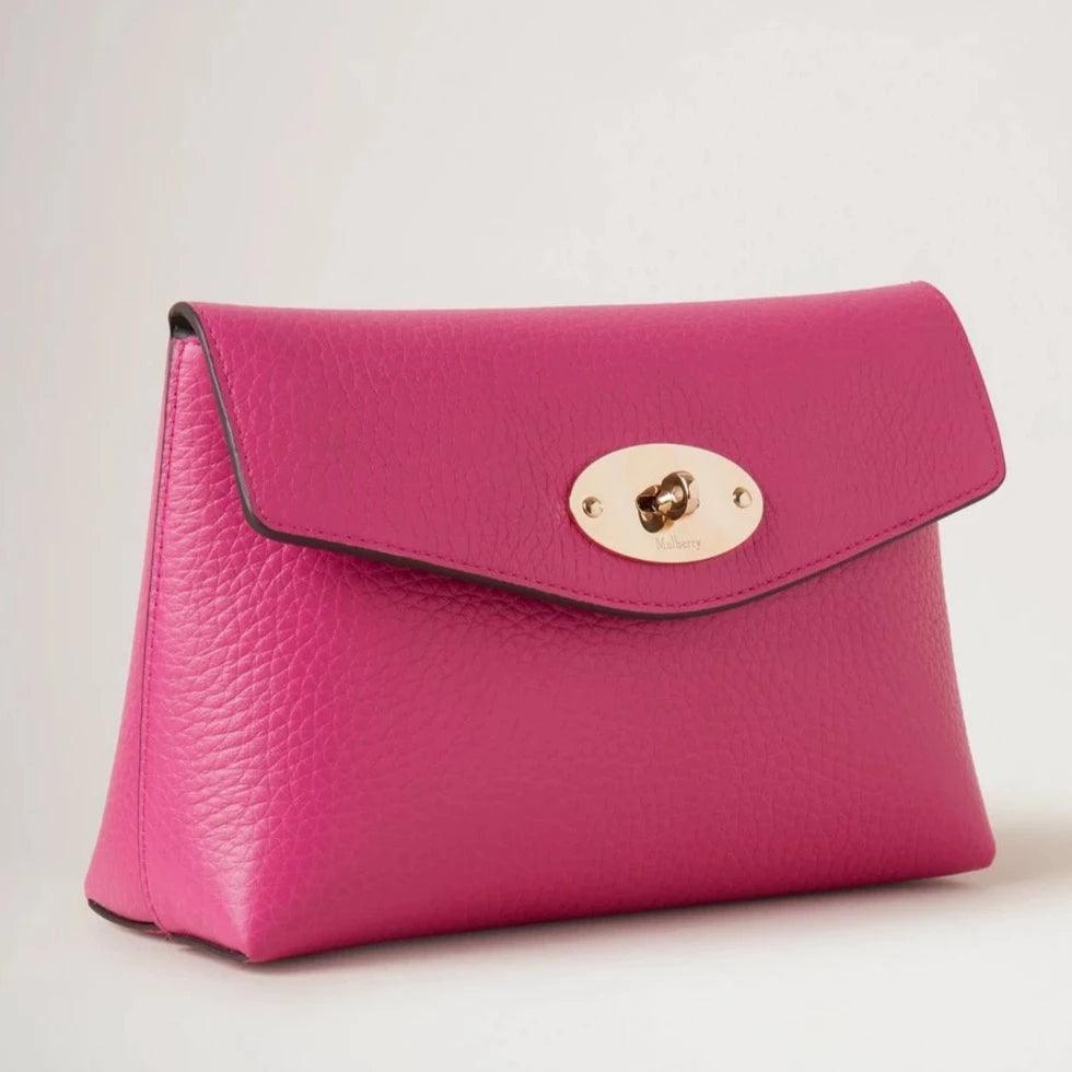 Mulberry Darley Cosmetisch zakje zwaar graan Mulberry Pink toont een roze clutch van leer met een goudkleurige sluiting. ModelRL6544736J191.