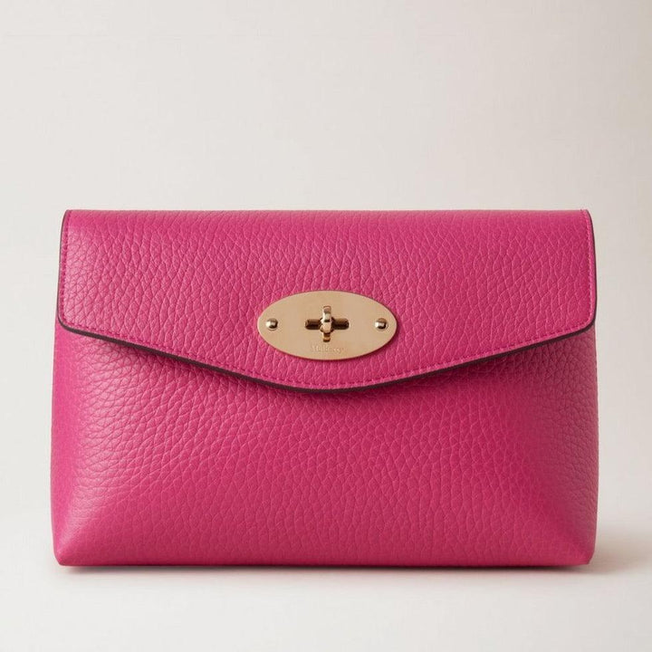 Mulberry Darley Cosmetisch zakje zwaar graan Mulberry Pink toont een roze make-uptasje van grofkorrelig leer met een goudkleurige draaisluiting. ModelRL6544736J191.