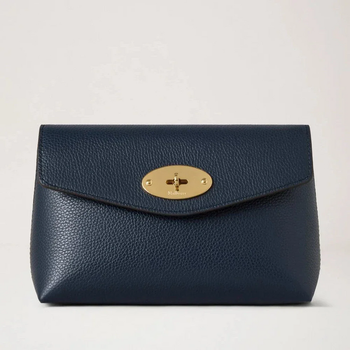 Mulberry Darley Cosmetisch etui Night Sky Small Classic Grain verschijnt in donkerblauw leer met een gouden sluiting. Modelrl5077205u888.