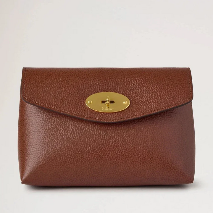 Mulberry Darley Cosmetisch etui Oak Small Classic Grain, afgebeeld vanaf de voorkant, in bruin leer met goudkleurige sluiting. ModelRL8861552G110