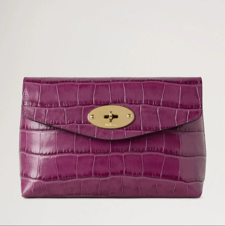 Mulberry Darley Cosmetisch etui Orchid Bloom Shiny Small Croc is uitgevoerd in paars glanzend krokodillenleer met gouden gesp. ModelRL8187641J512