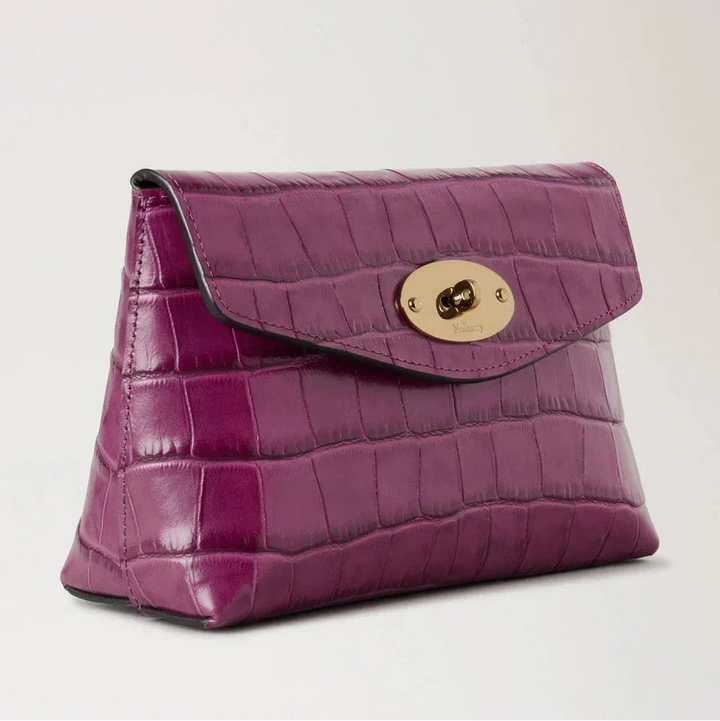 Mulberry Darley Cosmetische tasje Orchid Bloom Shiny Small Croc toont een klein cosmetische tasje van glanzend paars leer met krokodillenreliëf en een gouden sluiting. ModelRL8187641J512.