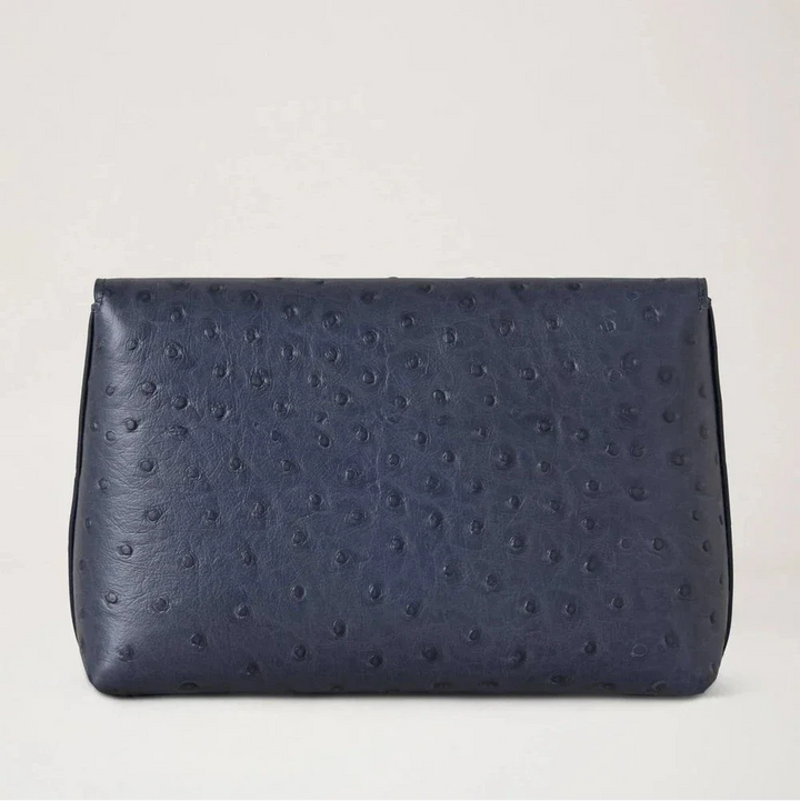 Mulberry Darley Cosmetisch etui Struisvogel Stormachtig Blauw, vanaf de voorkant gezien, in blauw leer met reliëf. ModelRL8933738U918.