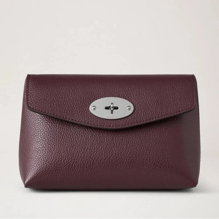 Mulberry Darley Cosmetisch etui Small Classic Grain Black Cherry in donkerpaars leer, voorkant met zilveren detail. ModelRL5077205K560.