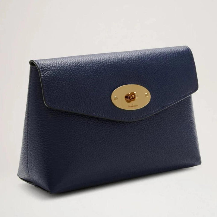 Mulberry Darley Cosmetisch etui Small Classic Grain Bright Navy met structuurleer en gouden sluiting. ModelRL5077205U680
