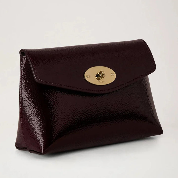 Mulberry Darley Cosmetisch zakje Deep Aubergine Patent bestaat uit een glanzend donkerpaars cosmetisch zakje met gouden gesp. Modelrl8932737v697.