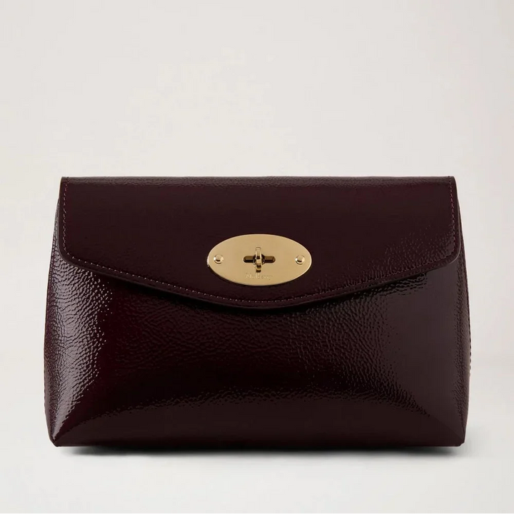 Mulberry Darley Cosmetisch zakje Deep Aubergine Patent toont een glanzend, donkerpaars cosmetische zakje met gouden gesp. ModelRL8932737V697.