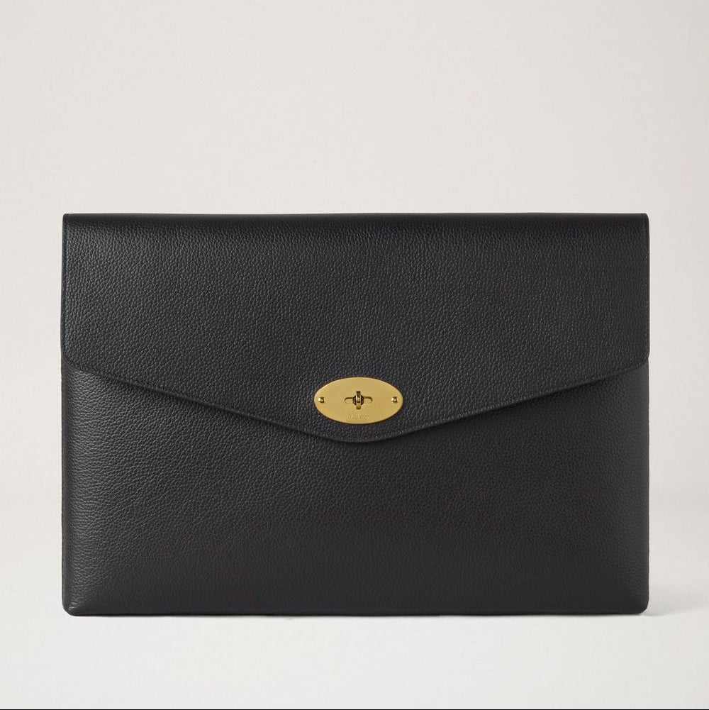 Mulberry Darley Envelope Pouch Black Small Classic Grain toont een elegante zwarte leren portemonnee in de vorm van een envelop met een goudkleurige sluiting. ModelRL8868205A100