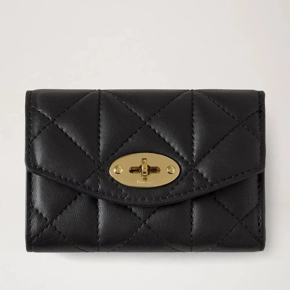 Mulberry Darley Gevouwen portemonnee met meerdere kaarten Zwart Gewatteerd in zwart leer met gouden gesp, model RL8896676A100.