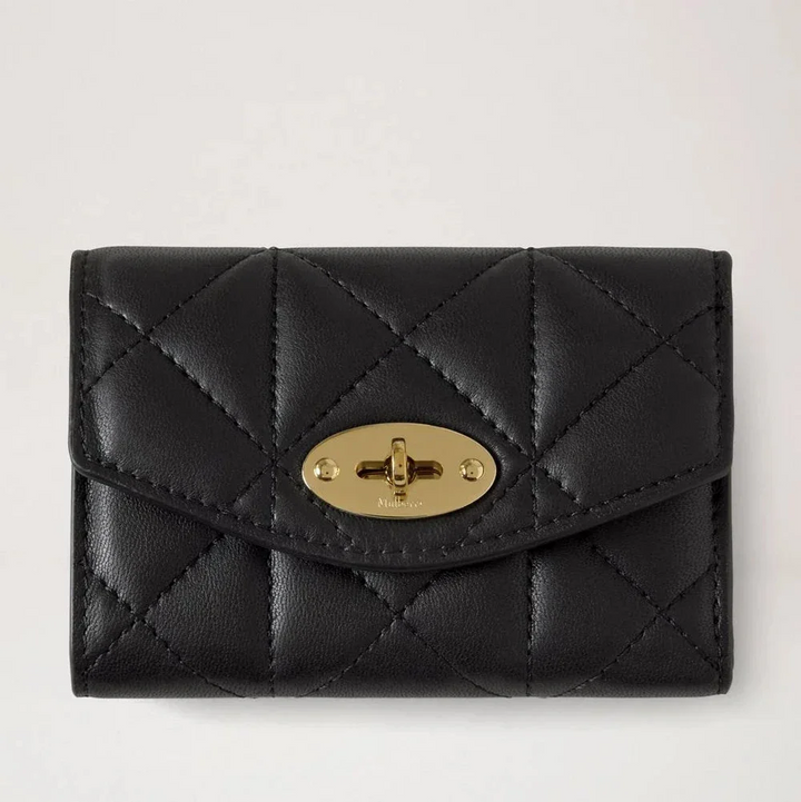 Mulberry Darley Gevouwen portemonnee met meerdere kaarten Zwart Gewatteerd in zwart leer met gouden gesp, model RL8896676A100.