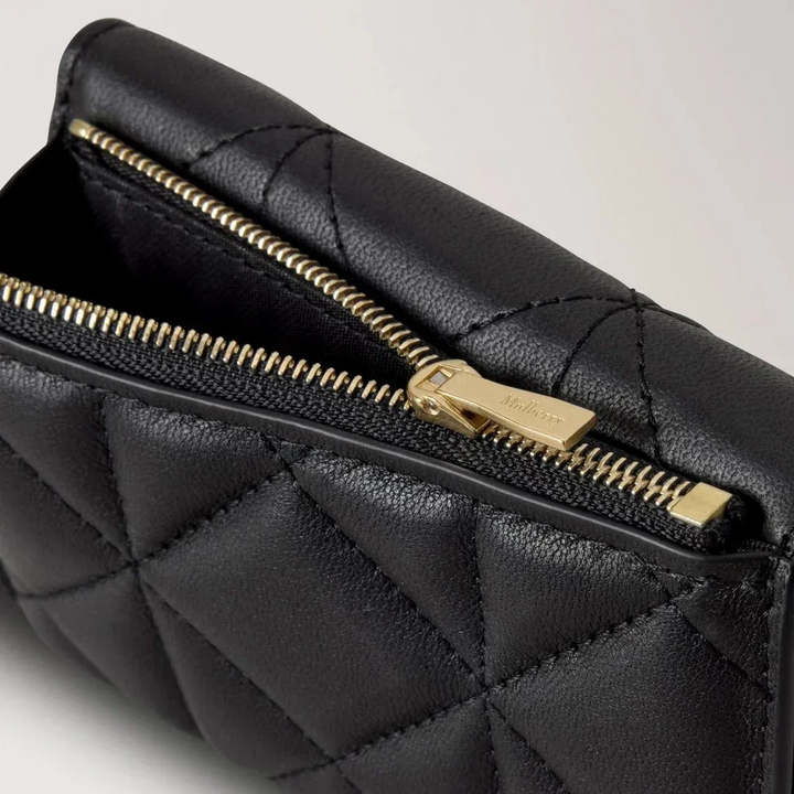Mulberry Darley Gevouwen Multi Card Wallet Zwart Gewatteerd met ritssluiting en gewatteerd leren detail, Model RL8896676A100
