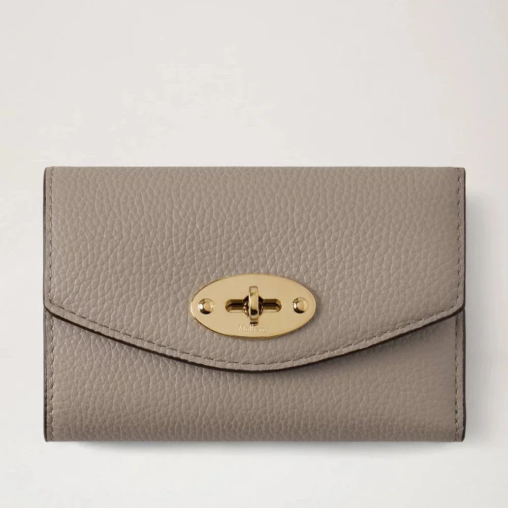 Mulberry Darley Gevouwen Multi-Card Portemonnee Cashmere Taupe Small Classic Grain in taupekleurig leer met goudkleurige sluiting. ModelRL6665205F924.