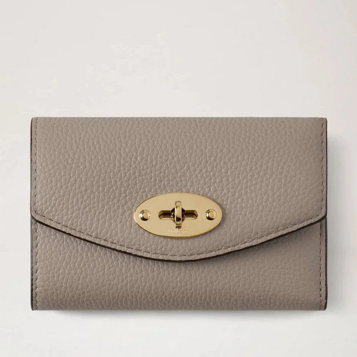 Mulberry Darley Gevouwen Multi-Card Portemonnee Cashmere Taupe Small Classic Grain in taupekleurig leer met goudkleurige sluiting. ModelRL6665205F924.