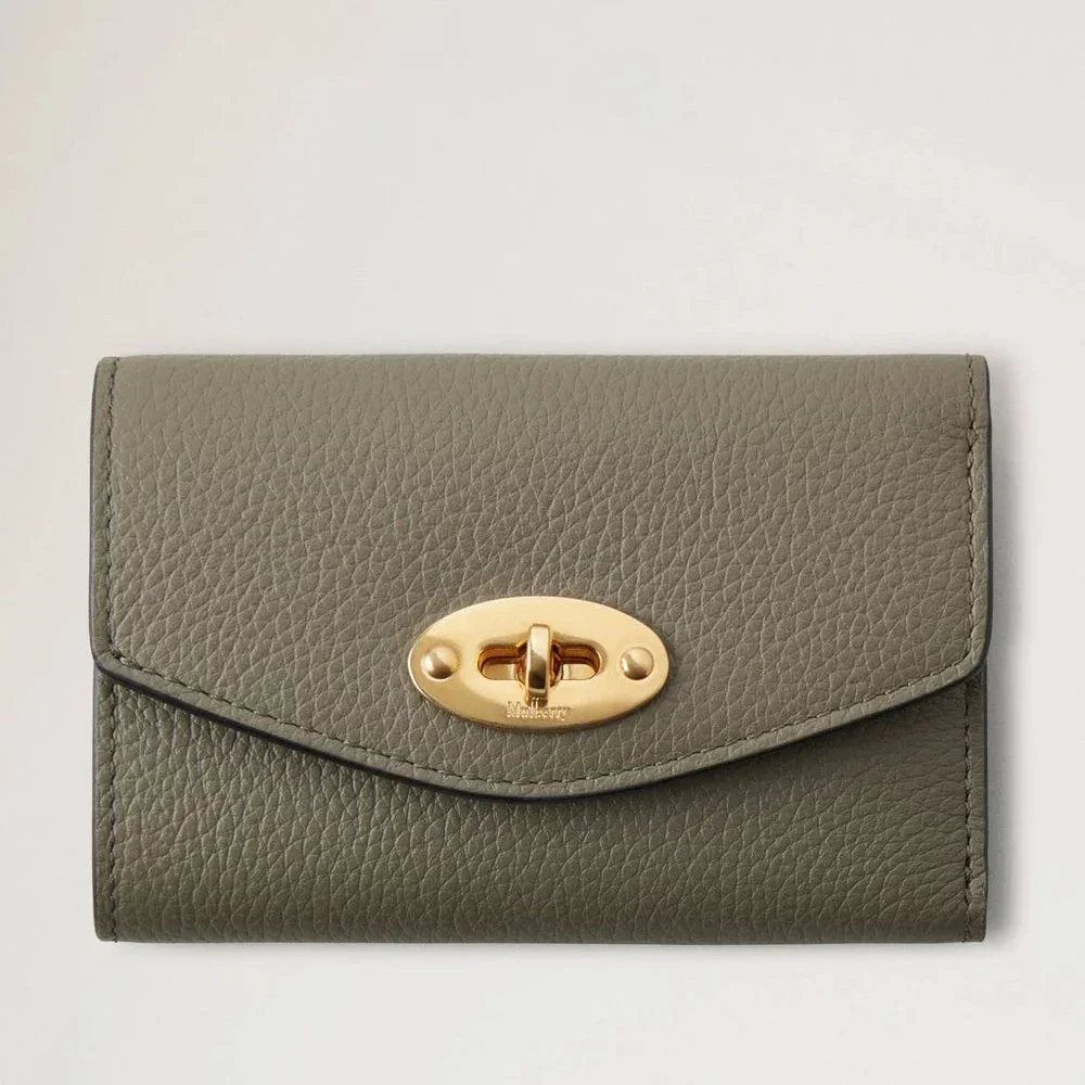 Mulberry Darley Opgevouwen Multi-Card Portemonnee linnen groen toont een groene leren portemonnee met gouden gesp, Model RL6665205R563