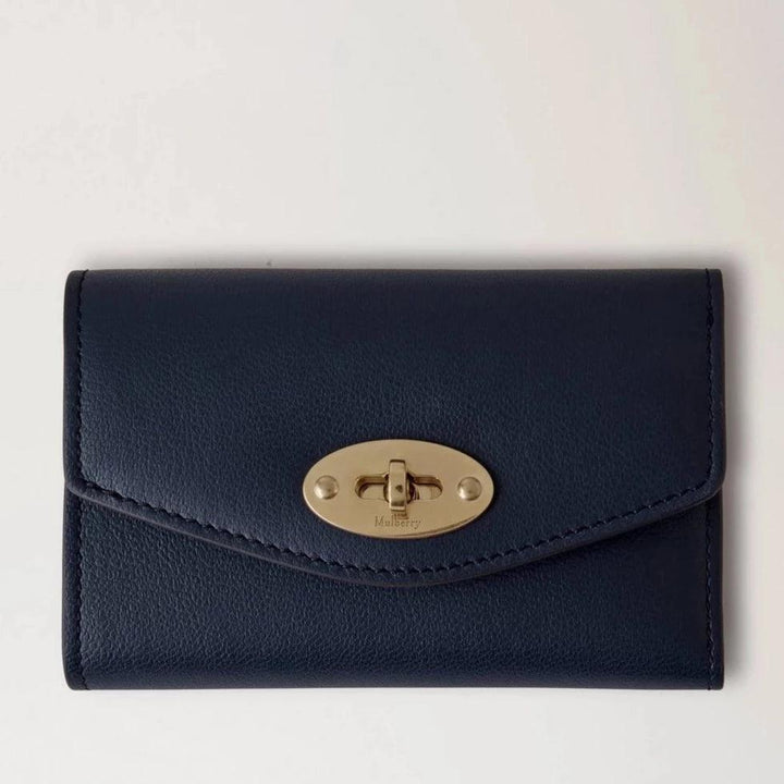 Mulberry Darley Opgevouwen Multi Card Wallet Night Sky in donkerblauw leer, elegant slot aan de voorkant. ModelRL7820587U888