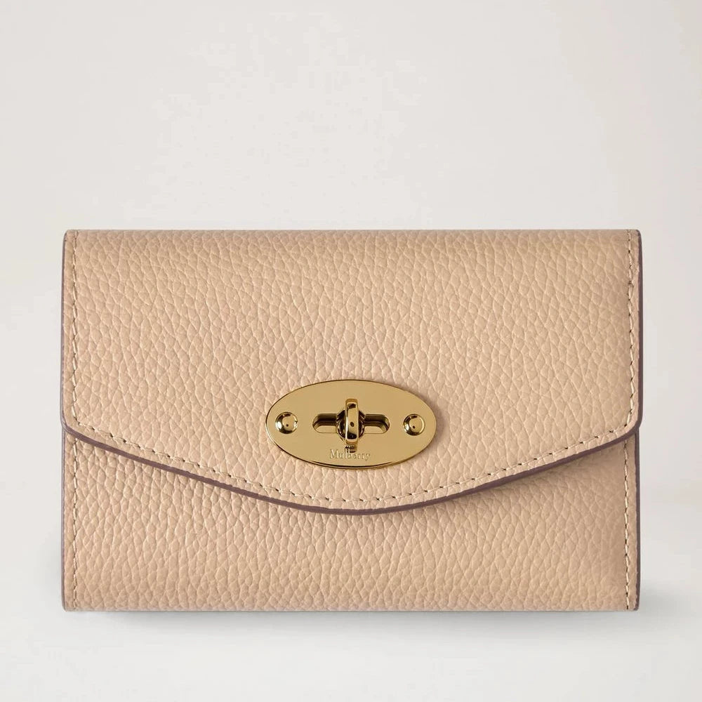 Mulberry Darley De Folded Multicard Wallet crumpet toont een gevouwen portemonnee van licht leer met reliëf en een gouden gesp. ModelRL6665205W577