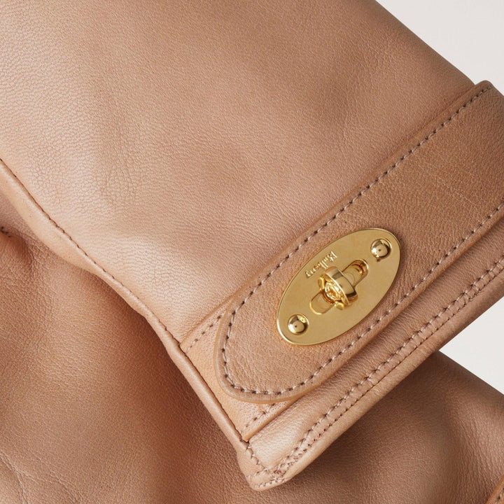 Mulberry Darley Handschoenen toont close-up van zachte, lichtbruine leren handschoen met elegante gouden gesp. ModelVG4105243E631-001