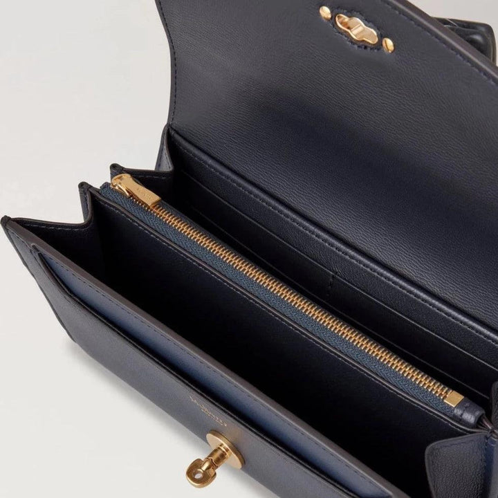 Mulberry Darley Wallet Micro Classic Grain Night Sky toont open portemonnee in donkerblauw leer met gouden rits en ruimte voor pasjes, model RL7816587U888.