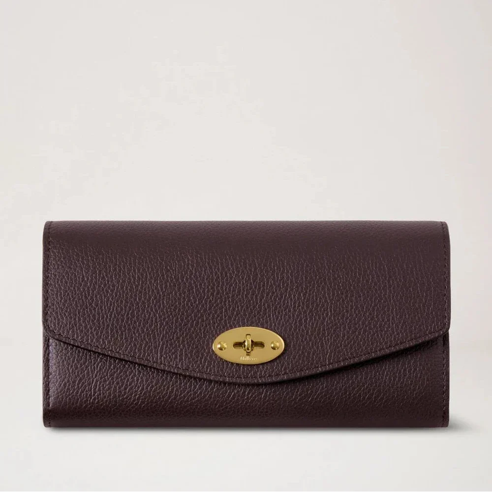 Mulberry Darley Wallet Small Classic Grain Ebony is een bruine lederen portemonnee met reliëf en een goudkleurige gesp. ModelRL4868205A110