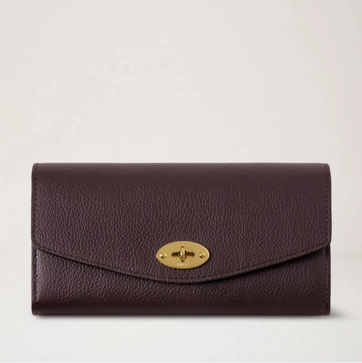 Mulberry Darley Wallet Small Classic Grain Ebony is een bruine lederen portemonnee met reliëf en een goudkleurige gesp. ModelRL4868205A110