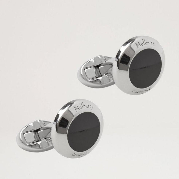 Mulberry Enamel Coin Cufflink, zilverkleurige manchetknopen met zwart emaille detail. Modelqc1929000a100.