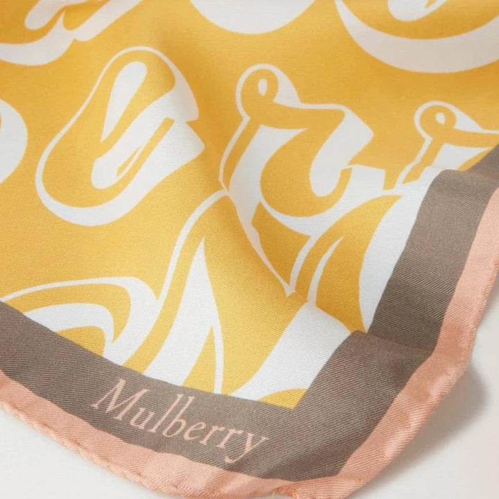 Mulberry Fantasie Logo Vierkante Sjaal met geel en crème patroon, zichtbaar logo, zijdelook. ModelVS4802027P504.