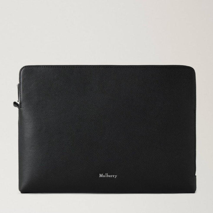 Mulberry De Farringdon Tech Folio Small Pebble Grain toont een elegante zwarte map van generfd leer. ModelRL8272645A100.