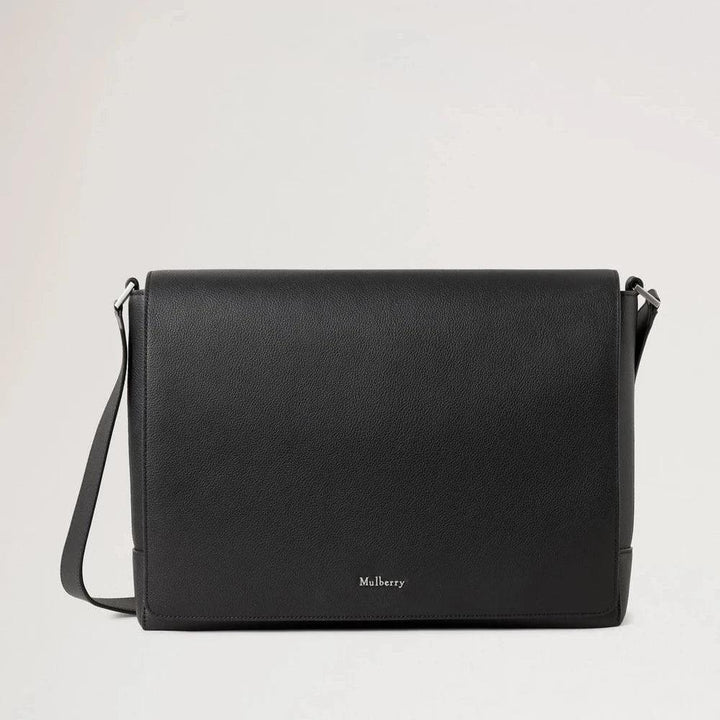 Mulberry Ferringdon Messenger Black Small Pebble Grain toont een elegante zwarte messenger bag van glad leer met verstelbare riem. ModelHH9505645A100
