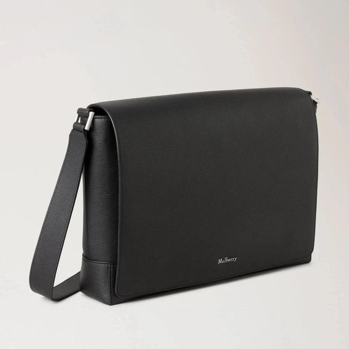 Mulberry Farringdon Messenger Black Small Pebble Grain toont een zwart leren schoudertas met verstelbare riem. Modelhh9505645a100