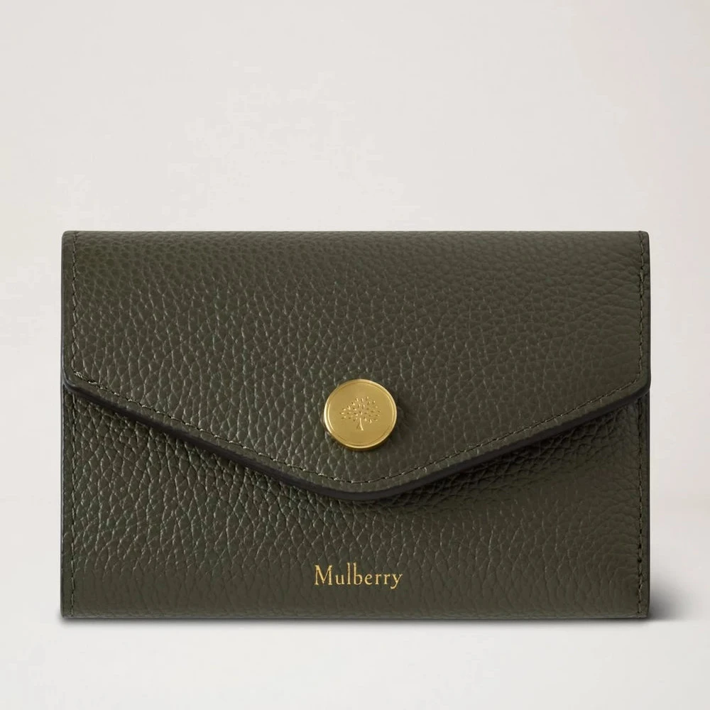 Mulberry Gevouwen Multi Card Wallet, klassieke kleine groene portemonnee van leer met reliëf en gouden details. ModelRL6447205Q749
