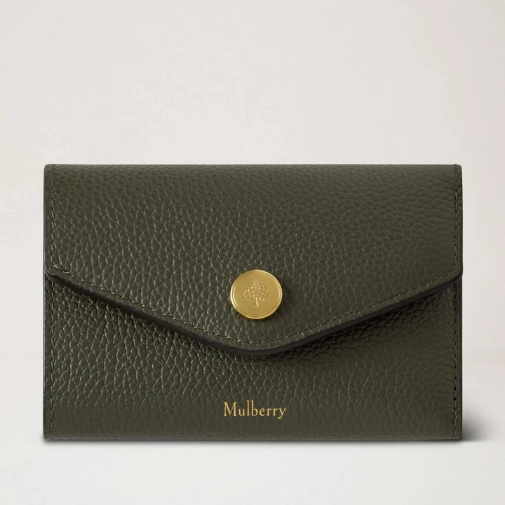 Mulberry Gevouwen Multi Card Wallet, klassieke kleine groene portemonnee van leer met reliëf en gouden details. ModelRL6447205Q749