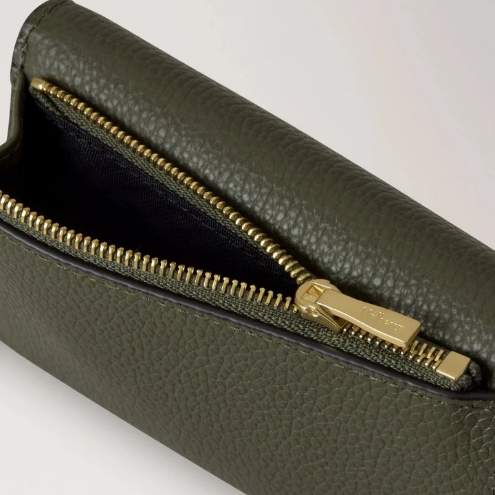 Mulberry Gevouwen portemonnee met meerdere kaarten in jenevergroen, klein klassiek nerfleer, close-up van rits en structuur.