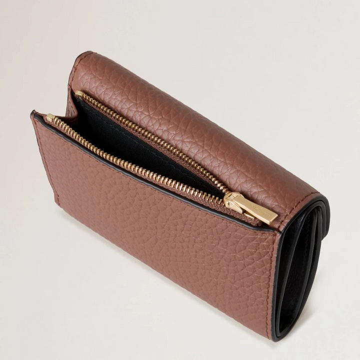 Mulberry Opgevouwen Multicard Wallet Bright Oak toont een bruin leren portemonnee met gouden ritssluiting. ModelRL6660736G222