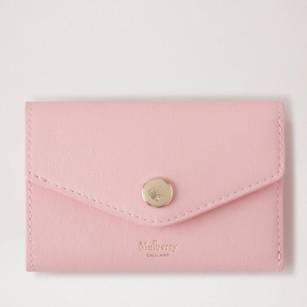 Mulberry Folded Multicard Wallet Micro Classic Grain Powder Rose is een compacte, roze leren portemonnee met een gouden knoop. ModelRL7841587J999