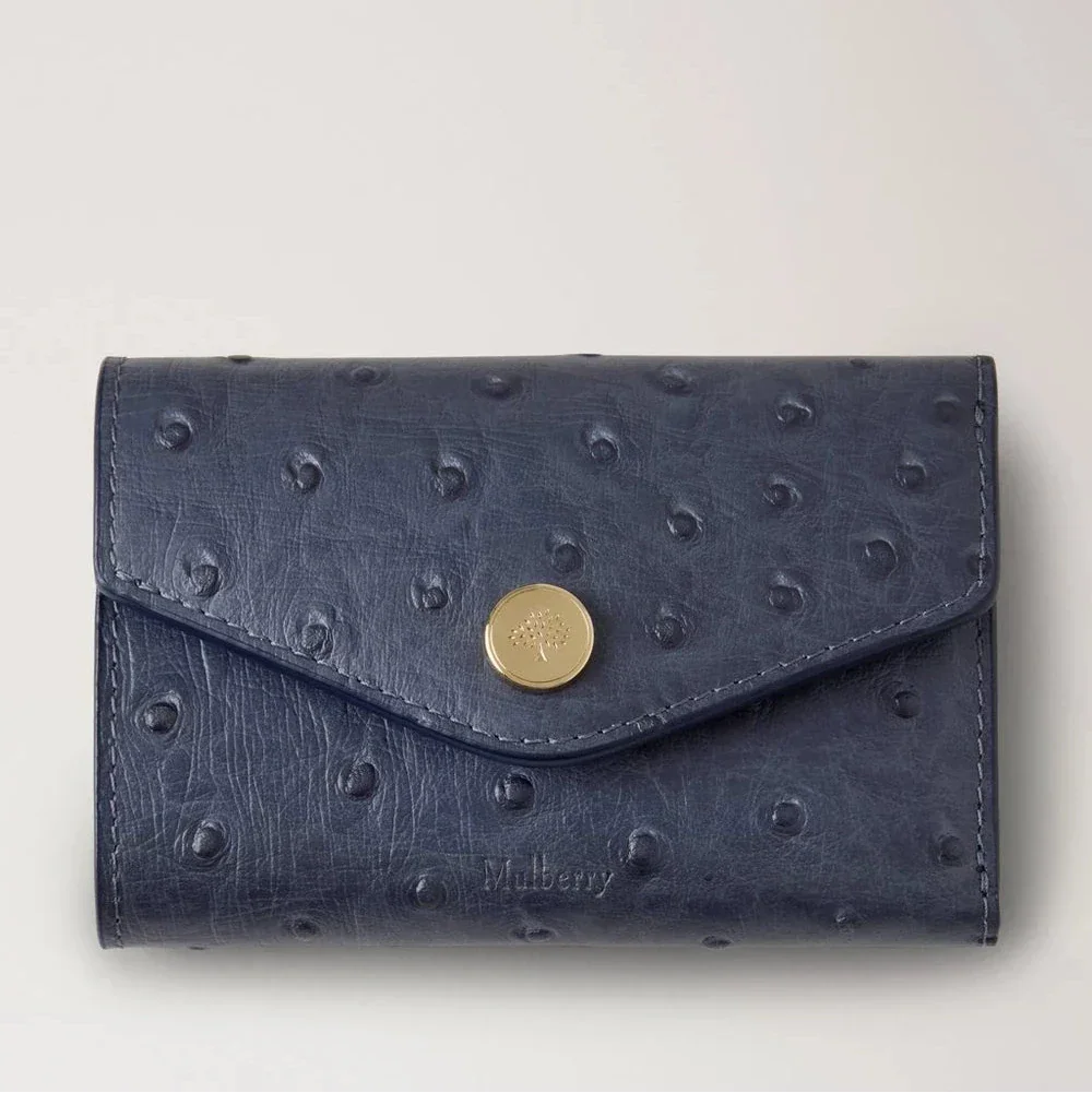 Mulberry Folded Multicard Wallet Ostrich Stormy Blue toont een exclusieve portemonnee in blauw gestippeld leer met messing sluiting. ModelRL8946738U918.