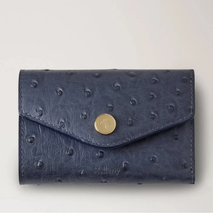 Mulberry Folded Multicard Wallet Ostrich Stormy Blue toont een exclusieve portemonnee in blauw gestippeld leer met messing sluiting. ModelRL8946738U918.