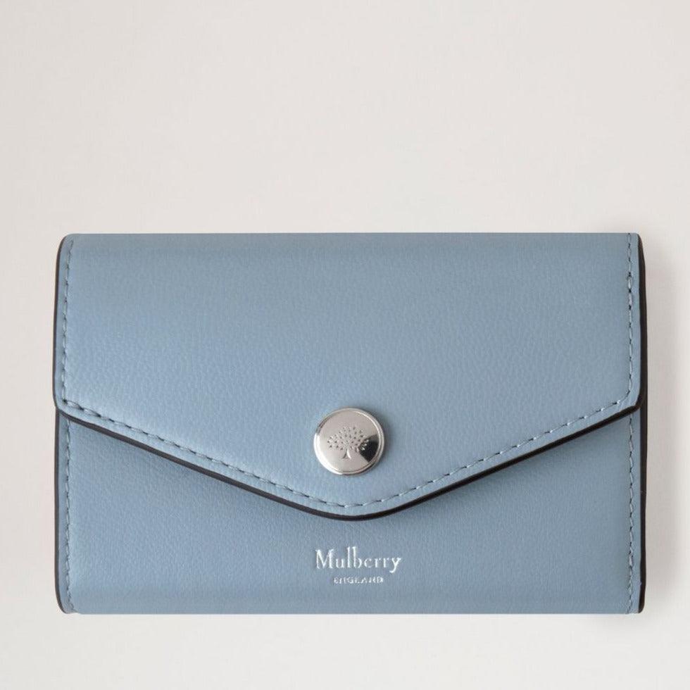 Mulberry Opgevouwen Multicard Portemonnee Poplin Blauw toont een lichtblauwe leren portemonnee met zilveren drukknoop, Model RL7841587U804.