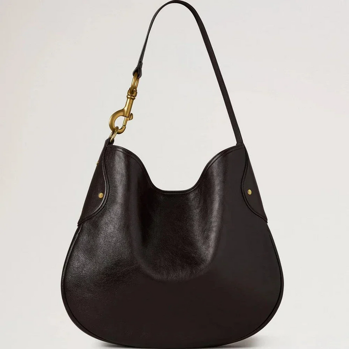 Mulberry Hackney Schoudertas Ebony Shiny Buffalo toont een elegante donkere schoudertas van glanzend leer met gouden details. Modelhh9963726a110