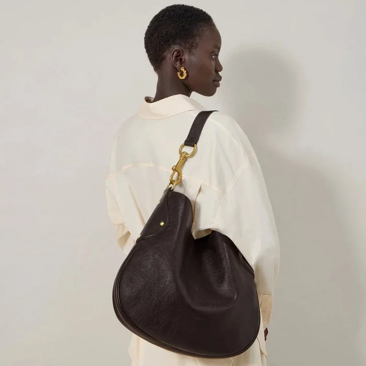 Mulberry Hackney Schoudertas Ebony Shiny Buffalo afgebeeld gedragen over de schouder, donkerbruine leren tas, Model hh9963726a110