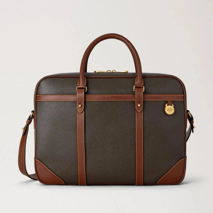 Mulberry Heritage Briefcase Scotchgrain Mole Cognac toont een elegante bruinleren computerbehuizing met gouden details. ModelHB5130127Q330.