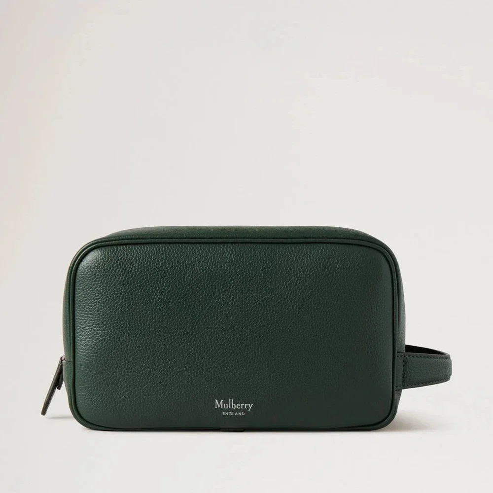 Mulberry Heritage Wash Case van donkergroen leer met discreet logo op de voorkant. ModelRL8176/205Q633