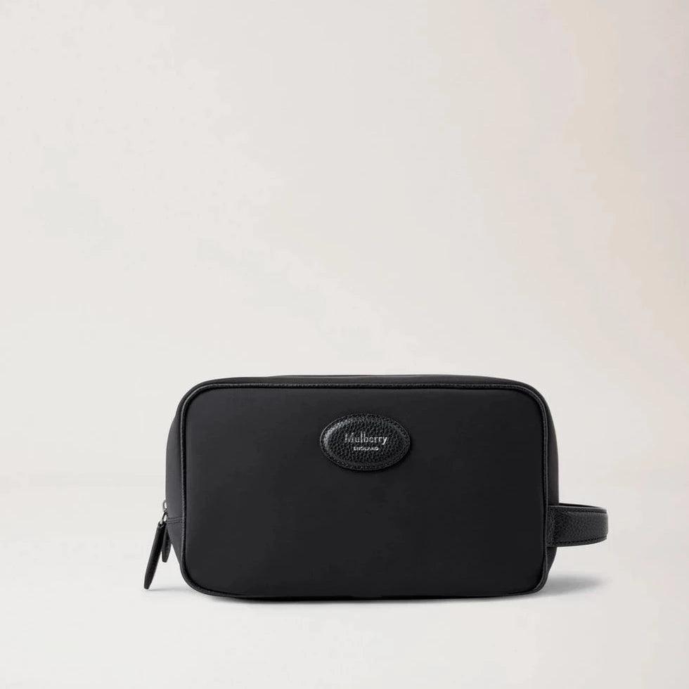 Mulberry Heritage Wash Case Nylon van zwart nylon met leren details en handvat. ModelRL7938179A100.
