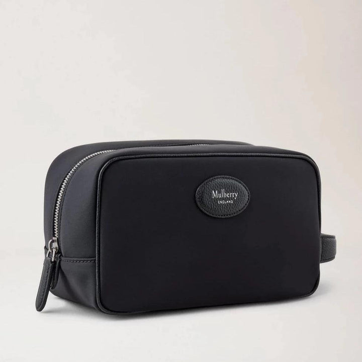 Mulberry Heritage Wash Case Nylon in zwart nylon met ritssluiting en discreet Mulberrylogo. ModelRL7938179A100