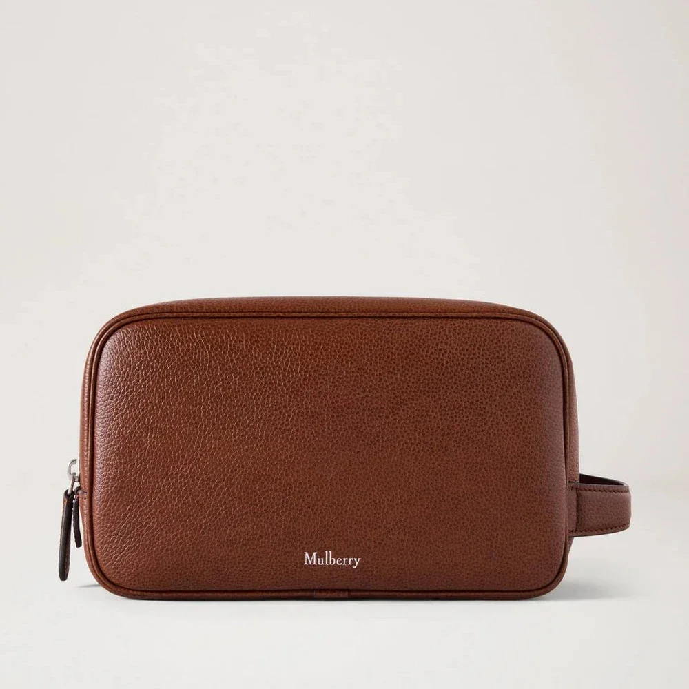 Mulberry Heritage Wash Case Two Tone Oak toont een bruine toilettas van glad leer met discreet logo, model RL8911552G110.