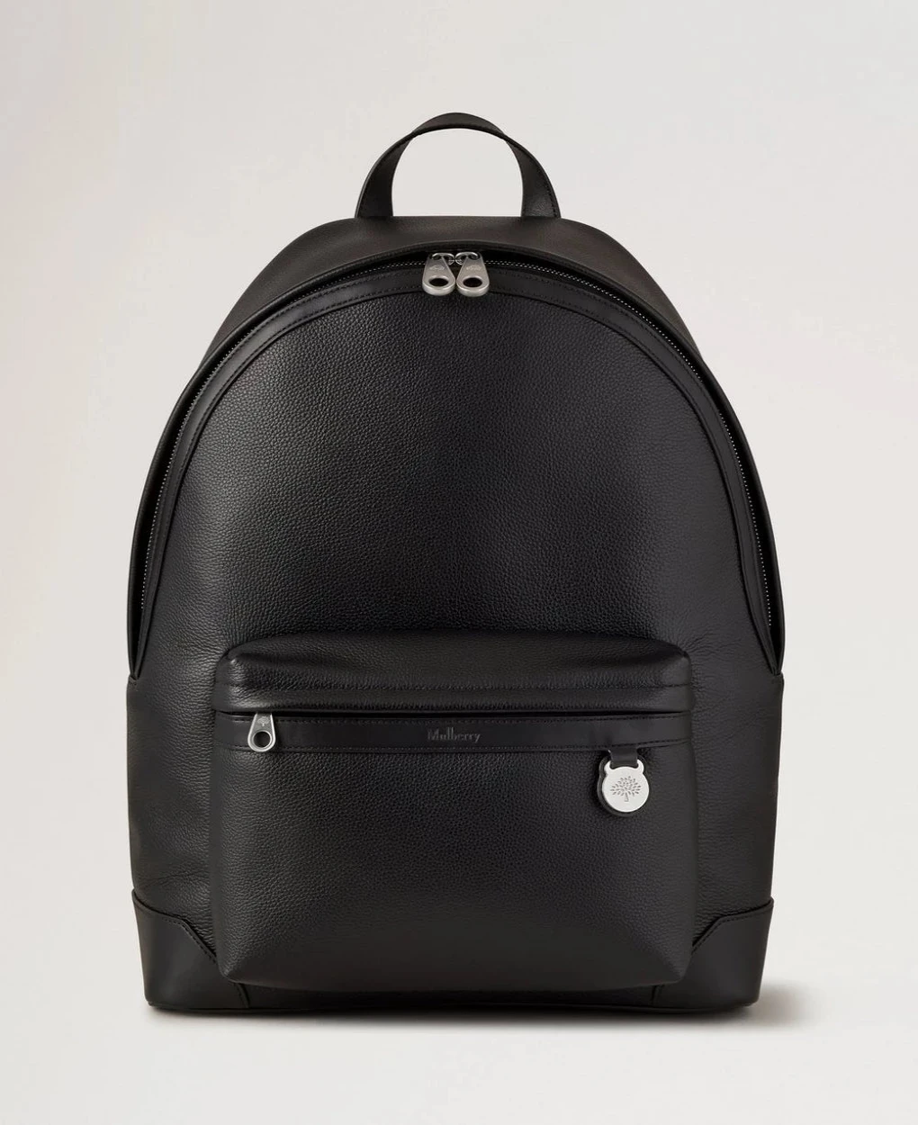 Mulberry Heritage Zipped Backpack Black Small Classic Grain toont een zwart leren rugzak met zilveren ritsen. ModelHH9925205A100