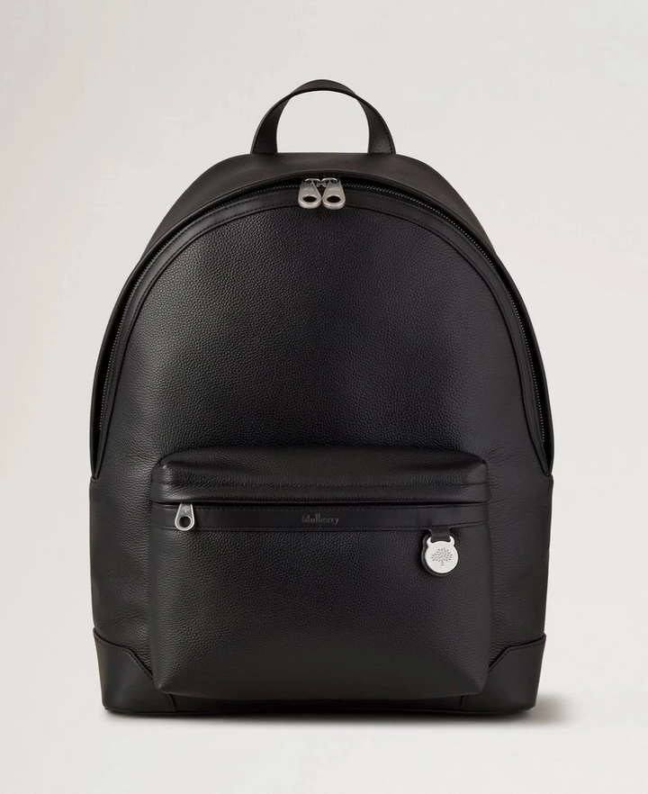 Mulberry Heritage Zipped Backpack Black Small Classic Grain toont een zwart leren rugzak met zilveren ritsen. ModelHH9925205A100