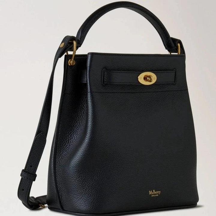 Mulberry Islington Bucket Small Classic Grain Black toont een elegante zwart leren tas met gouden gesp. Modelhh9390205a100