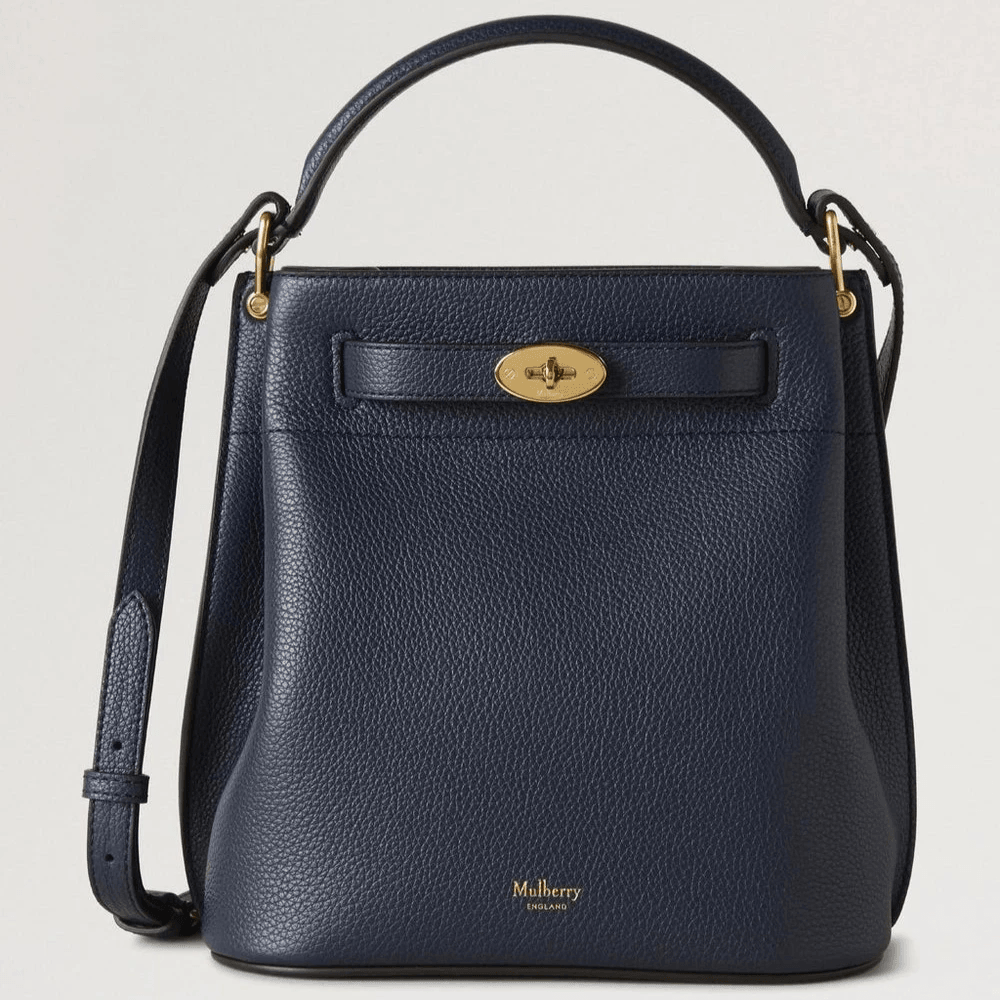 Mulberry Islington Bucket Small Classic Grain Night Sky is een kleine tas van donkerblauw leer met gouden hardware. Modelhh9390205u888.